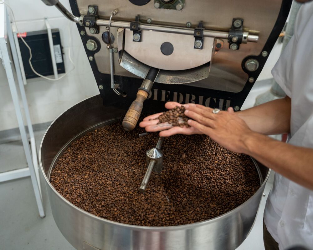 Coffee roasting process in a roasting machine